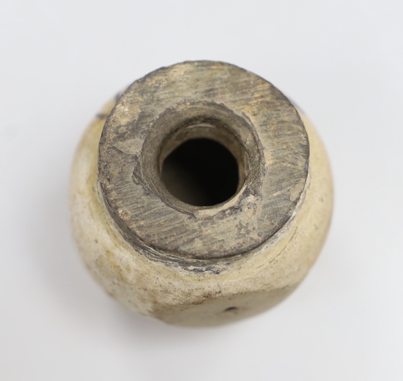 A Chinese blue and white jarlet, late Ming dynasty, 5cm